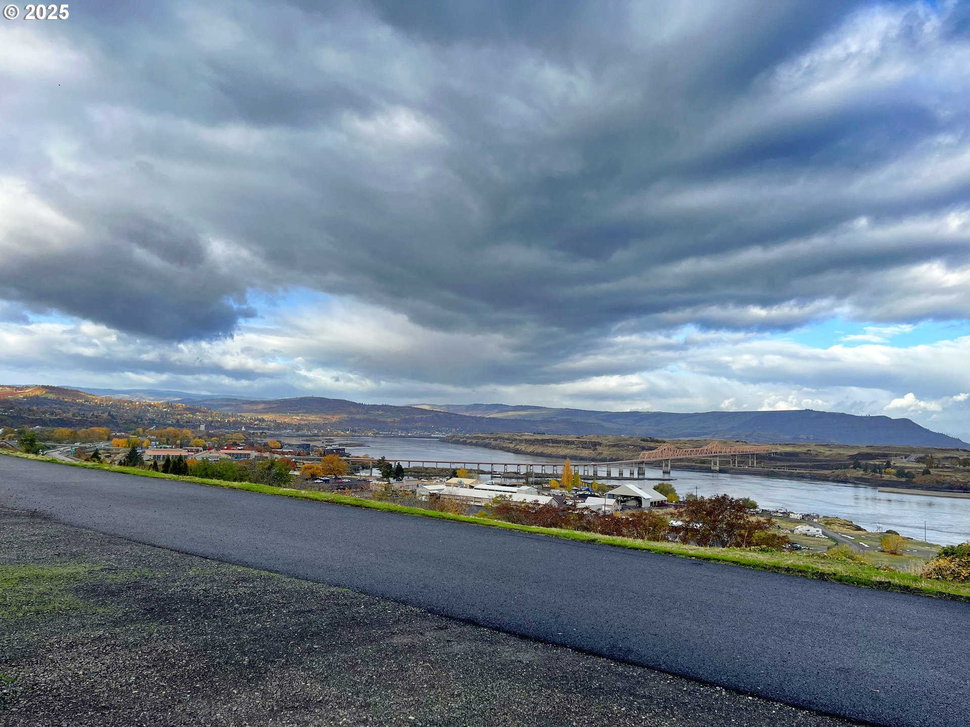 3564 East 2nd Street, Unit 33 The Dalles, OR 97058 - Photo 9 of 15 a view of a city with ocean