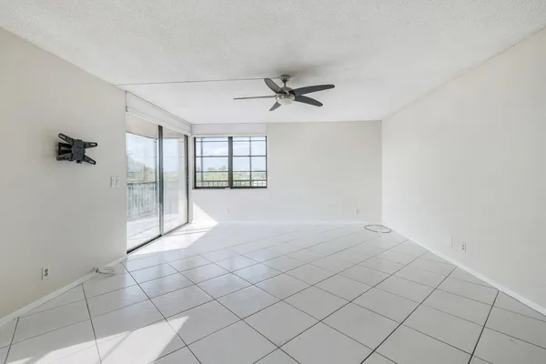 $2,550 | 3900 North Hills Drive, Unit 409, Hollywood, FL 33021