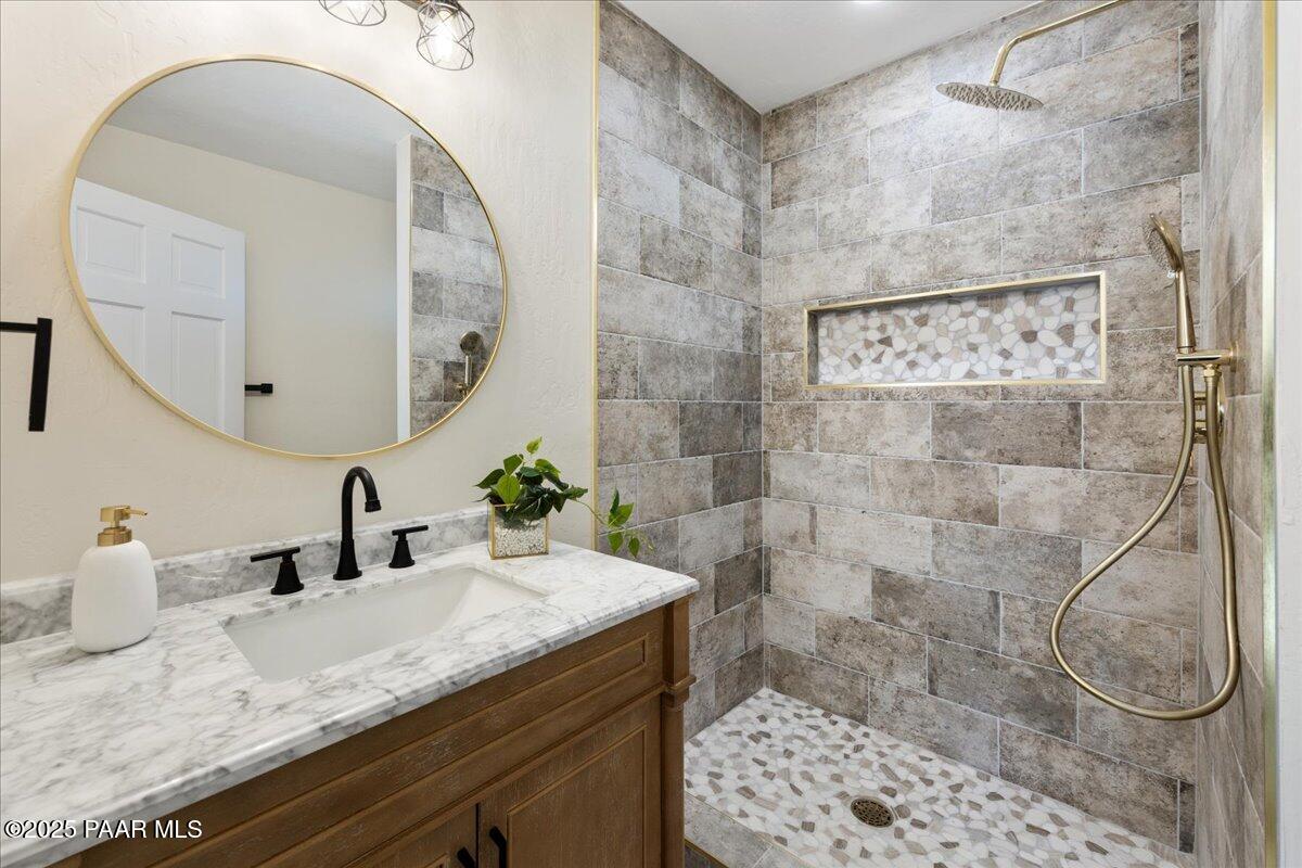 22385 North Malapai Ridge Road Paulden, AZ 86334 - Photo 23 of 43 24-Primary Bathroom