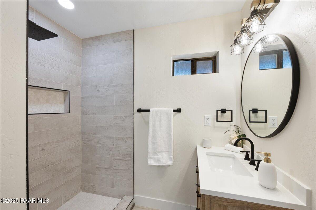 22385 North Malapai Ridge Road Paulden, AZ 86334 - Photo 33 of 43 34-Bathroom