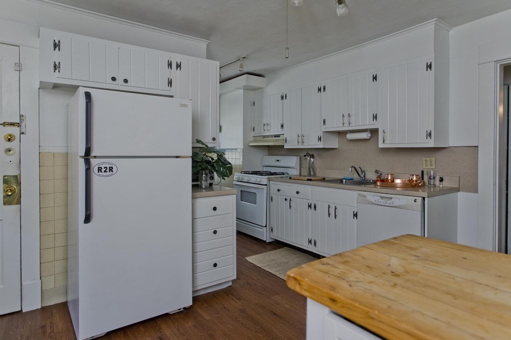 854-856 Sumner Avenue Springfield, MA 01108 - Photo 8 of 40