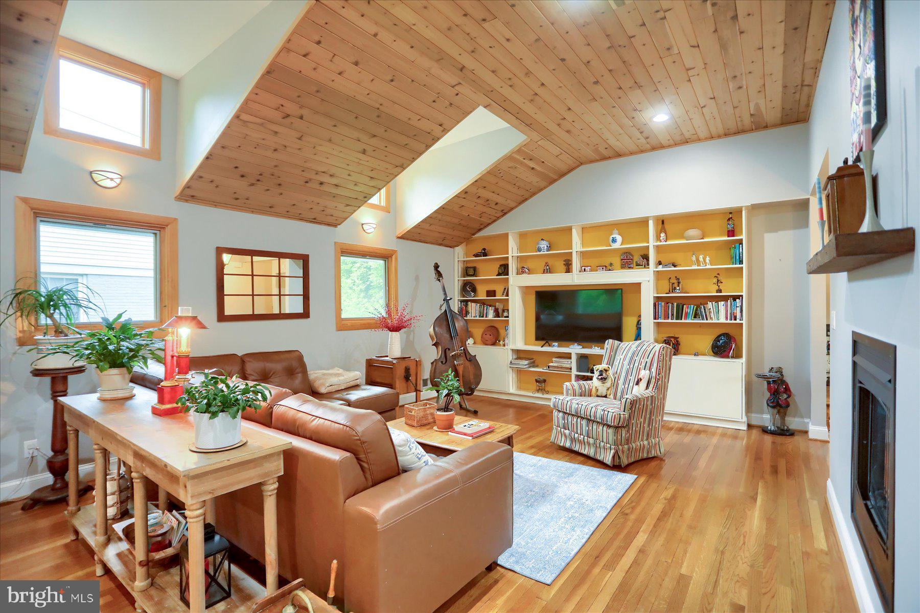 6002 Roland Avenue Baltimore, MD 21210 - Photo 5 of 49 Living Room with Built-Ins