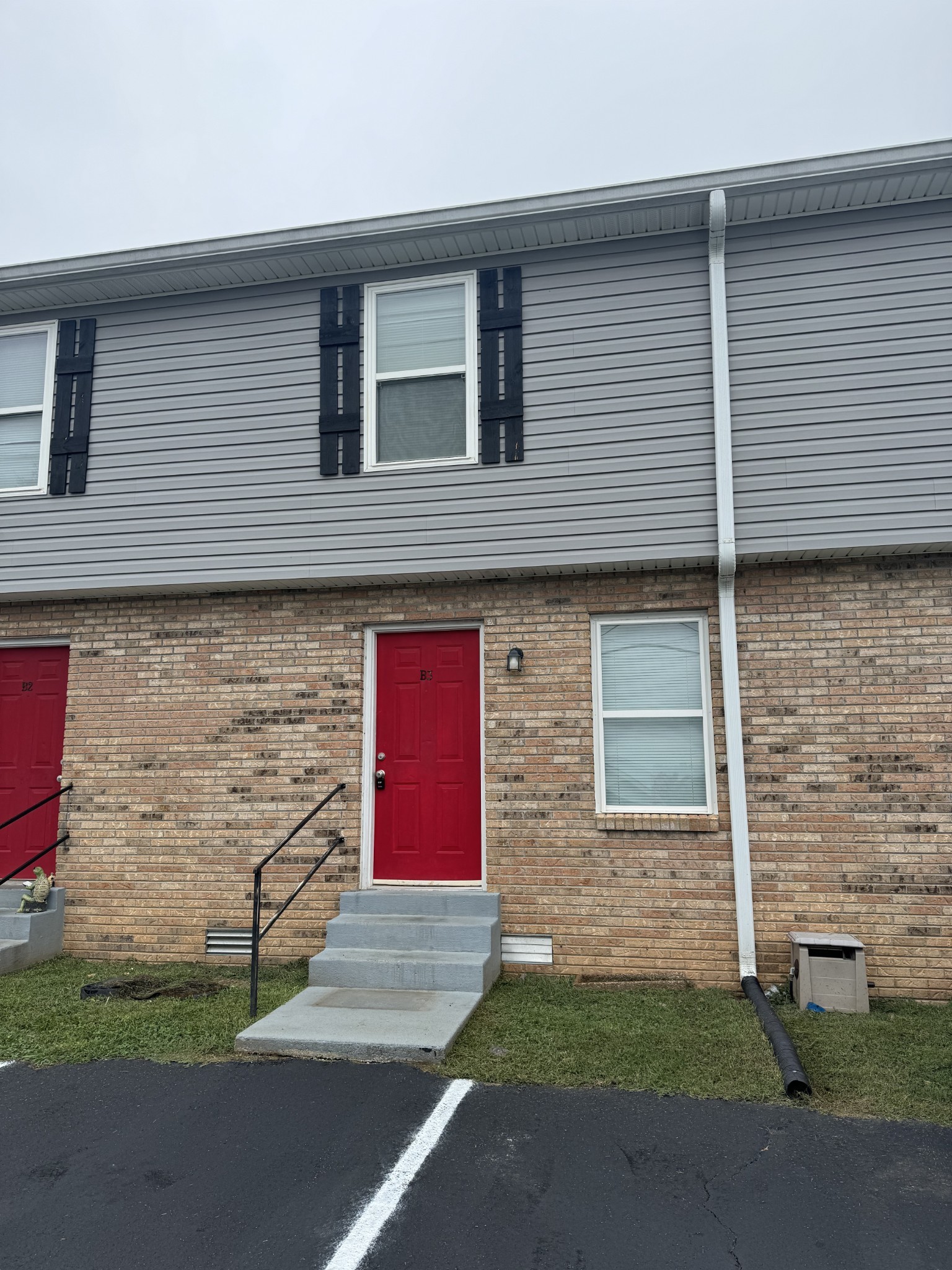 179 Ingle Drive, Unit B4 Morrison, TN 37357 - Photo 1 of 9 a front view of a house with a yard