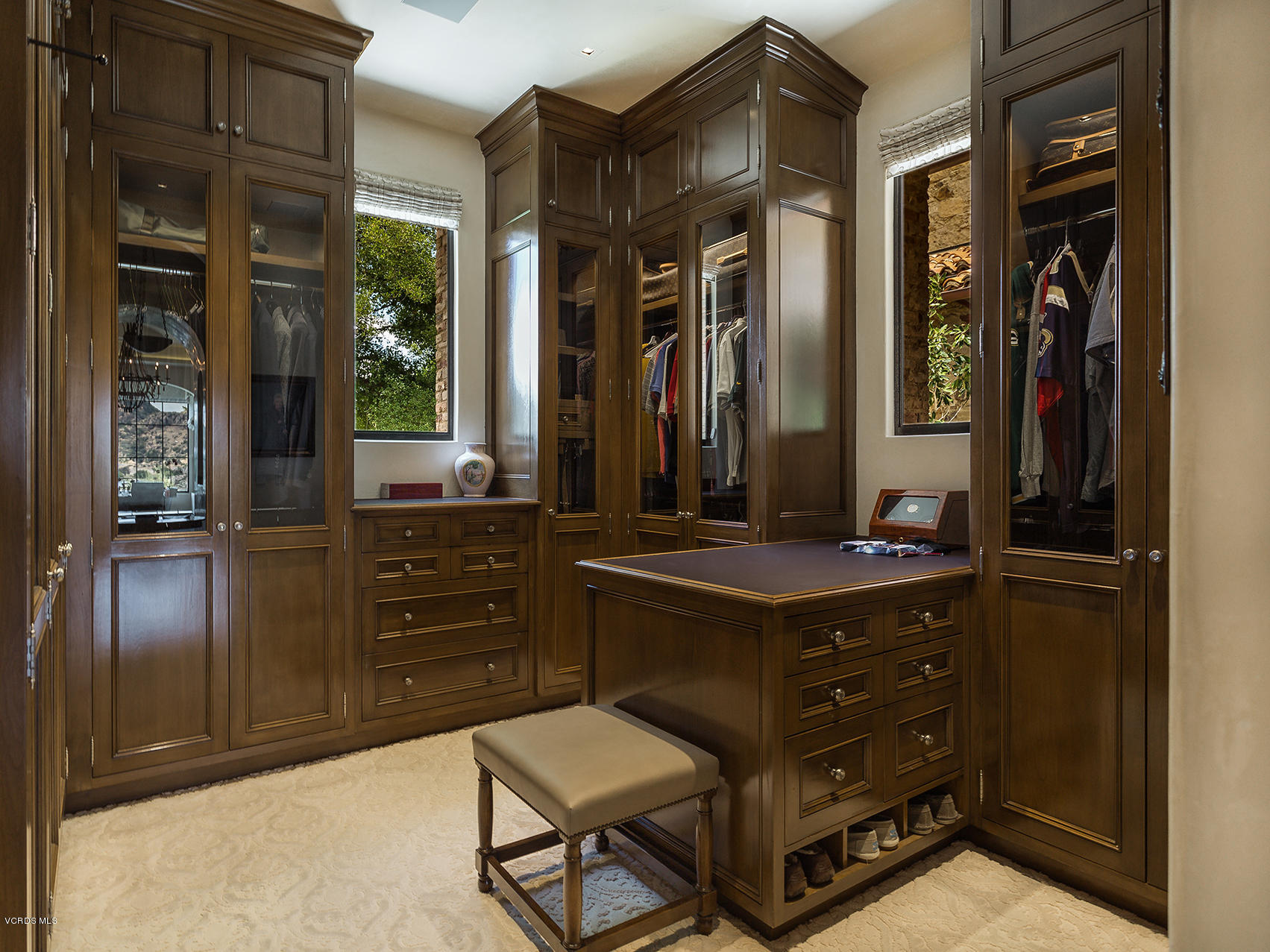 100 West Potrero Road Thousand Oaks, CA 91361 - Photo 27 of 67 a room with furniture and mirror