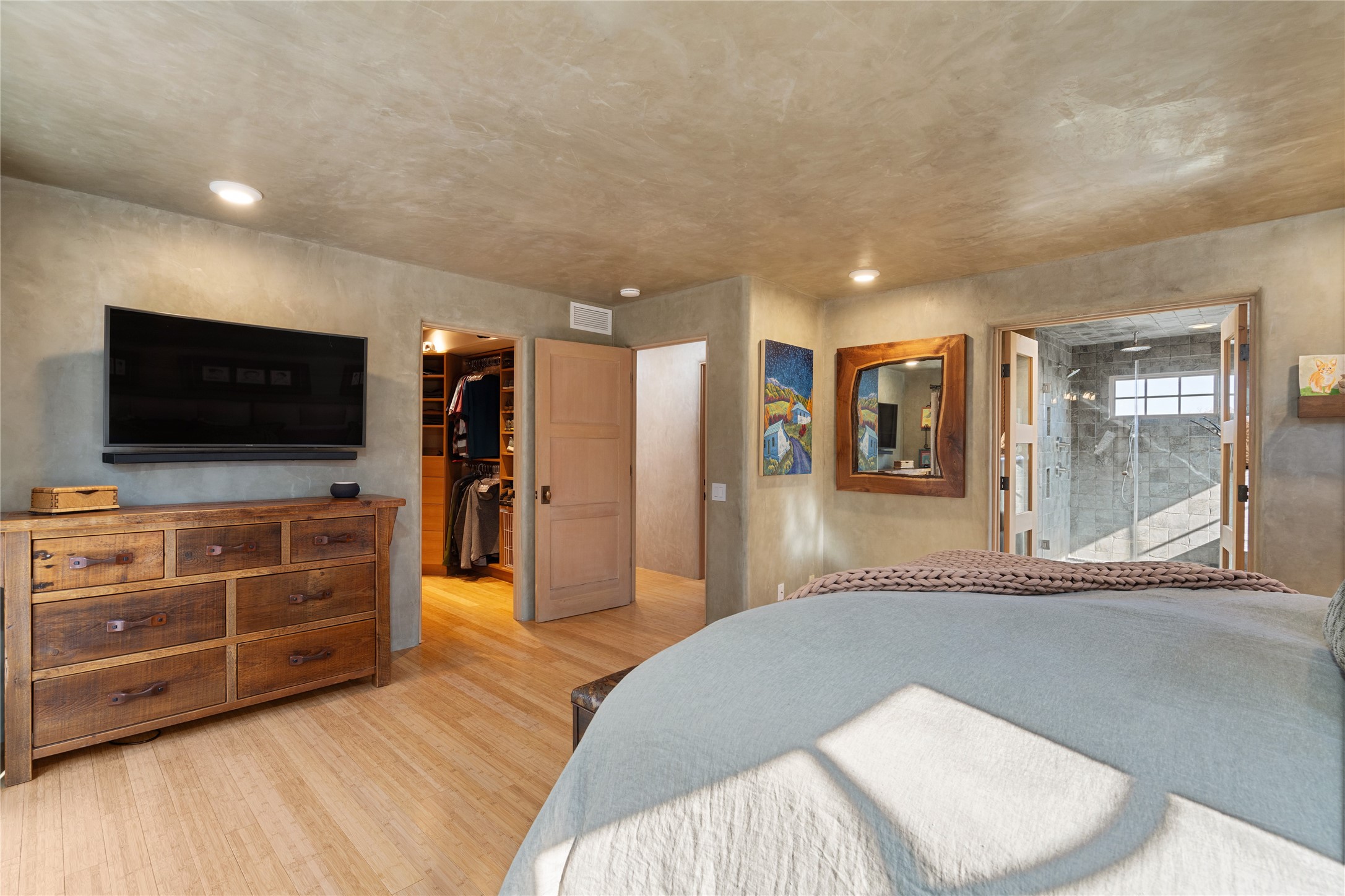 1204 Bandolina Road Santa Fe, NM 87501 - Photo 22 of 69 Primary bedroom, ensuite bath