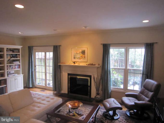 4627 4th Road North Arlington, VA 22203 - Photo 4 of 11 Living Room