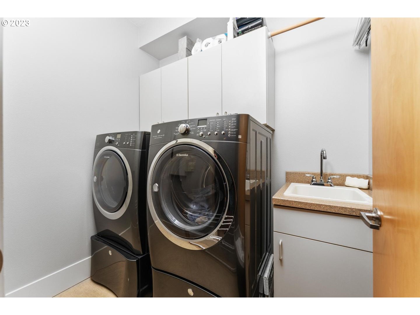 10037 Southwest Morrison Street Portland, OR 97225 - Photo 31 of 48 Laundry