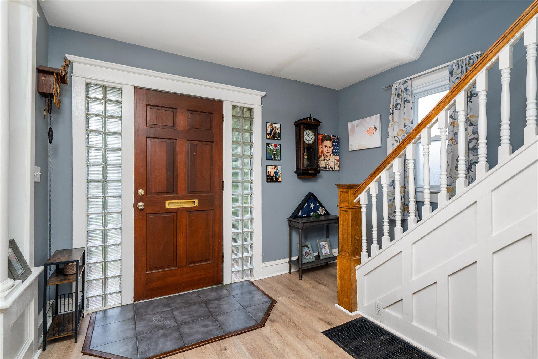 32 Lincoln Avenue Clementon, NJ 08021 - Photo 5 of 32 Welcoming entryway with charm.