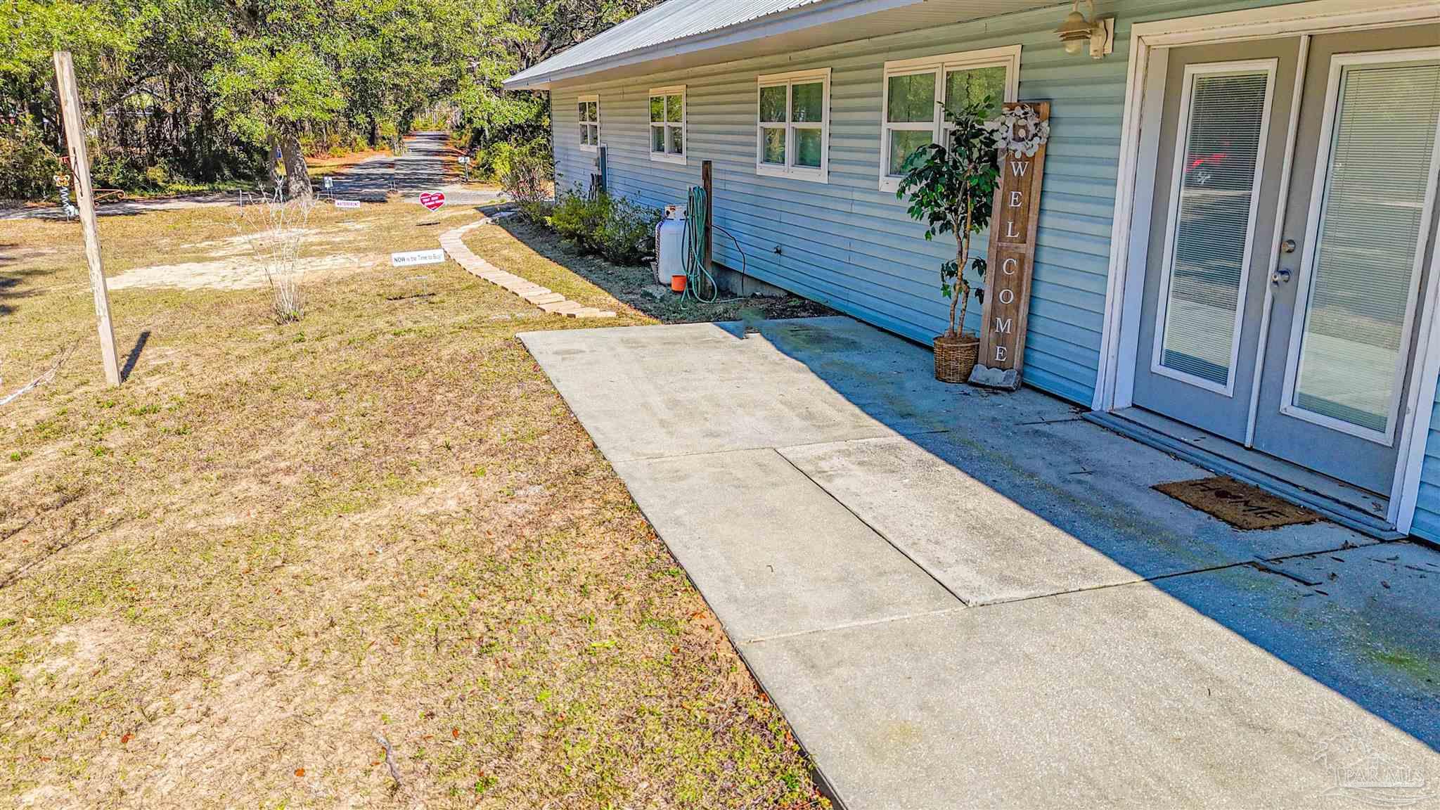 3146 Oakview Drive Milton, FL 32583 - Photo 4 of 50 the garage entrance is a Great convince for all.