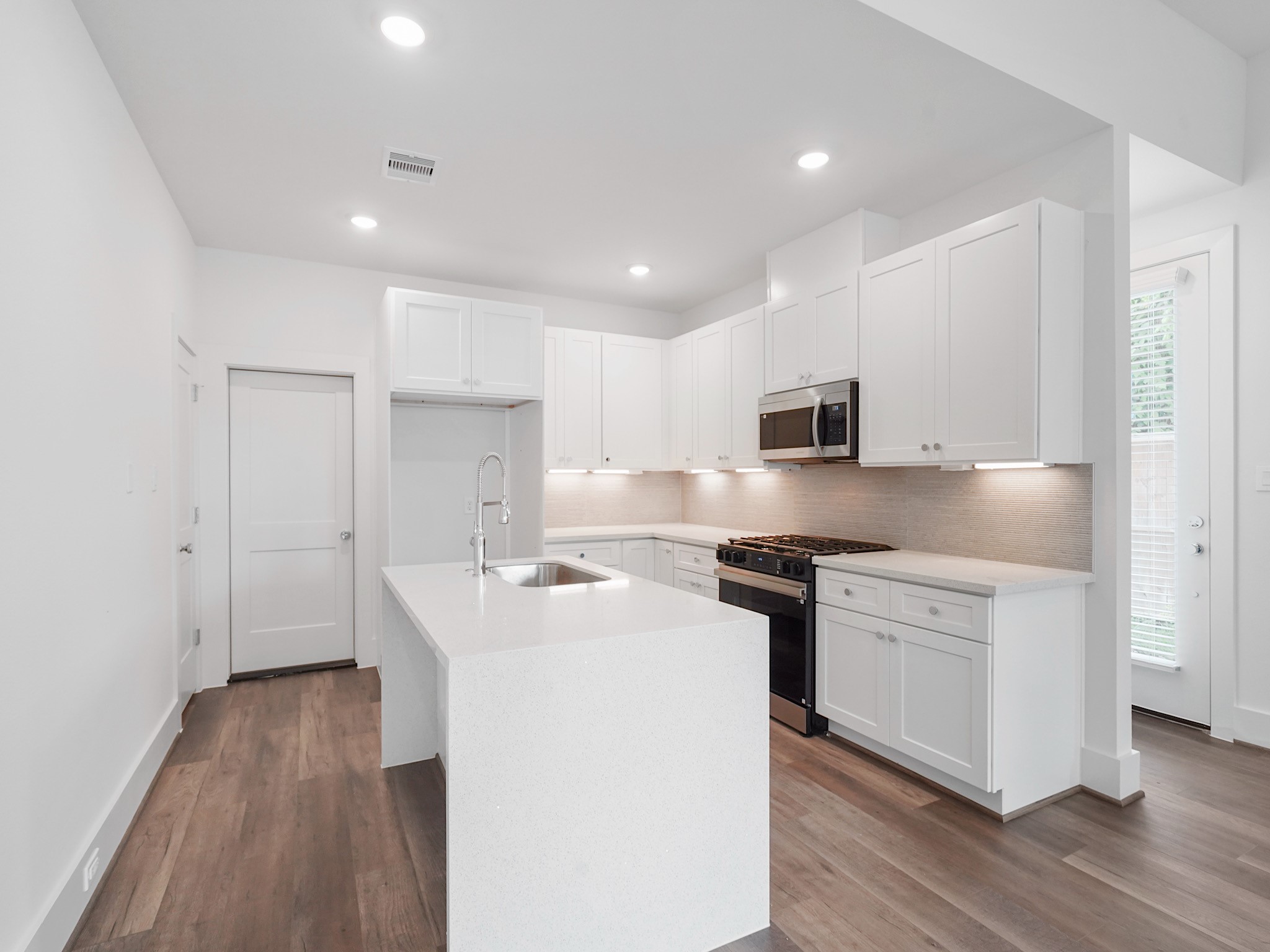 7502 Carver Road, Unit C Houston, TX 77088 - Photo 6 of 33 Photo Disclaimer: Photos are representative of the community and may depict a similar floor plan, model home, or previously completed residence.