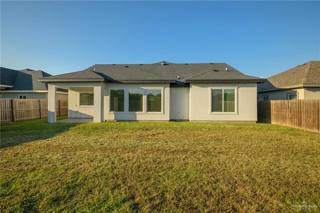 a view of a back yard