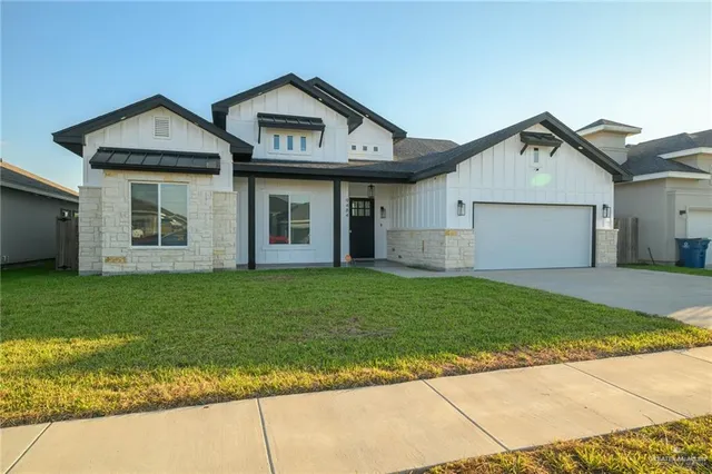 a view of a yard in front of a house