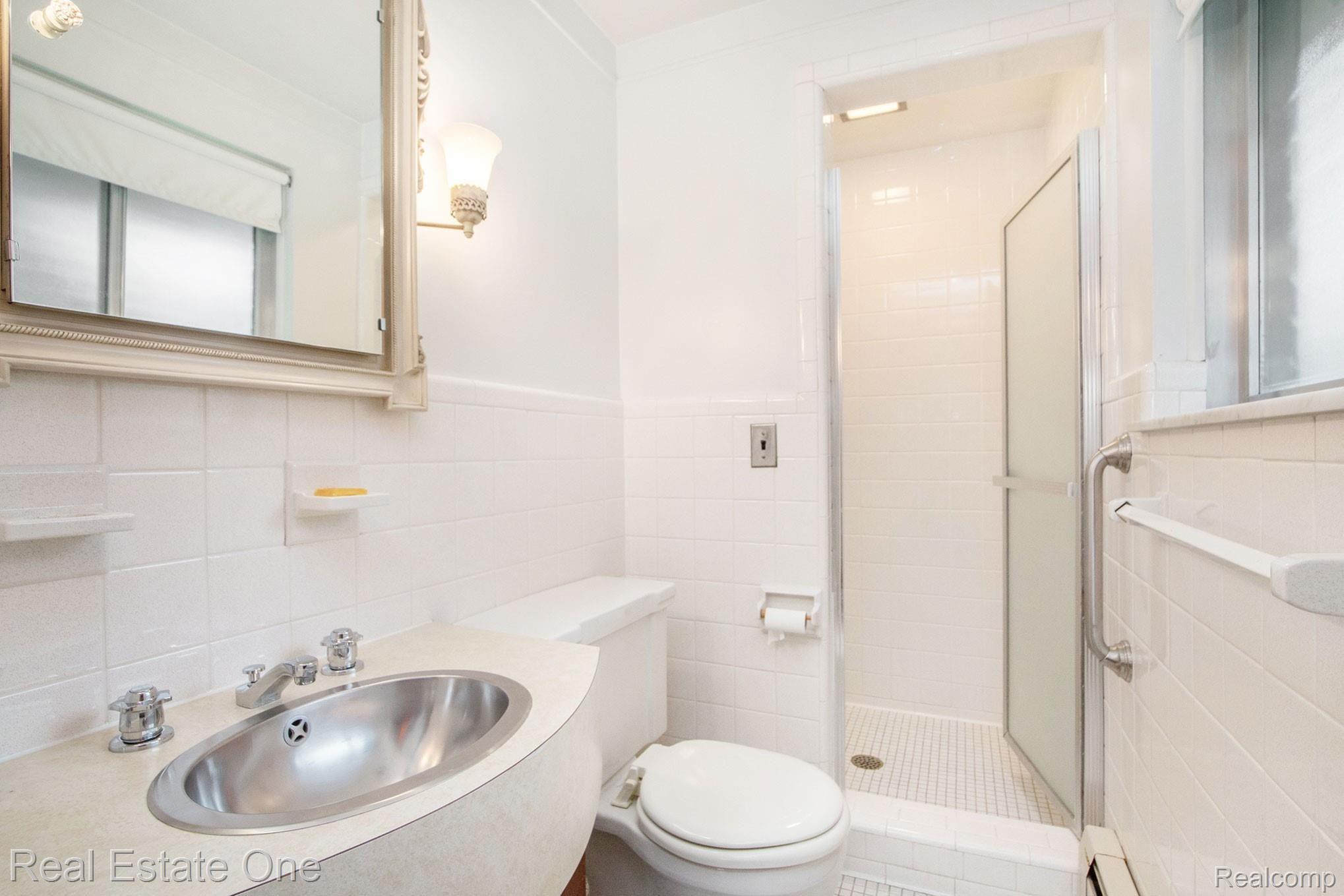 8561 Chicago Road Warren, MI 48093 - Photo 18 of 25 18 Master Bathroom.jpg