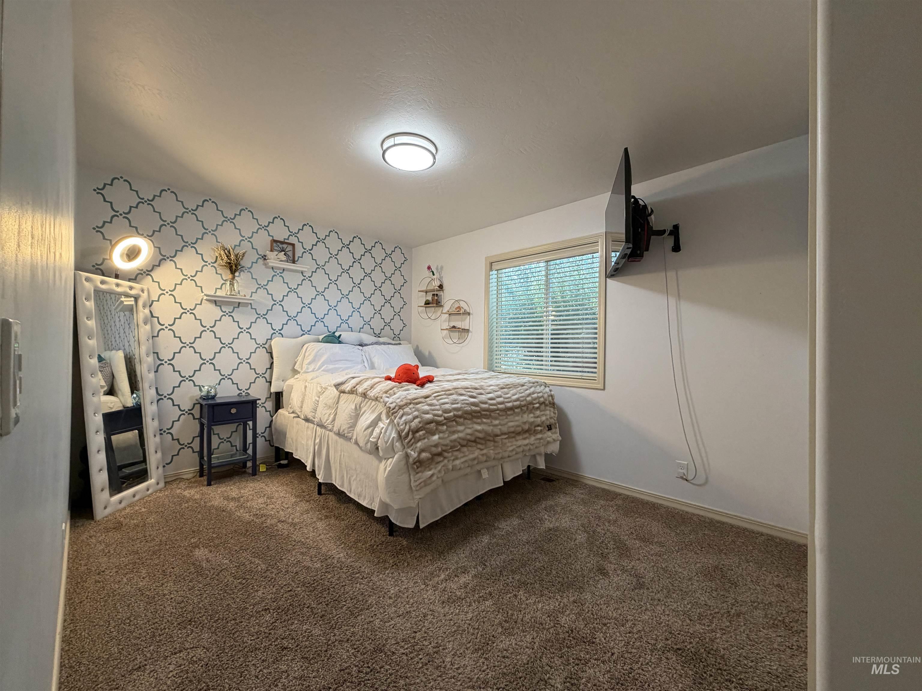 2000 M Street Heyburn, ID 83336 - Photo 10 of 15 Window with blinds provides natural light