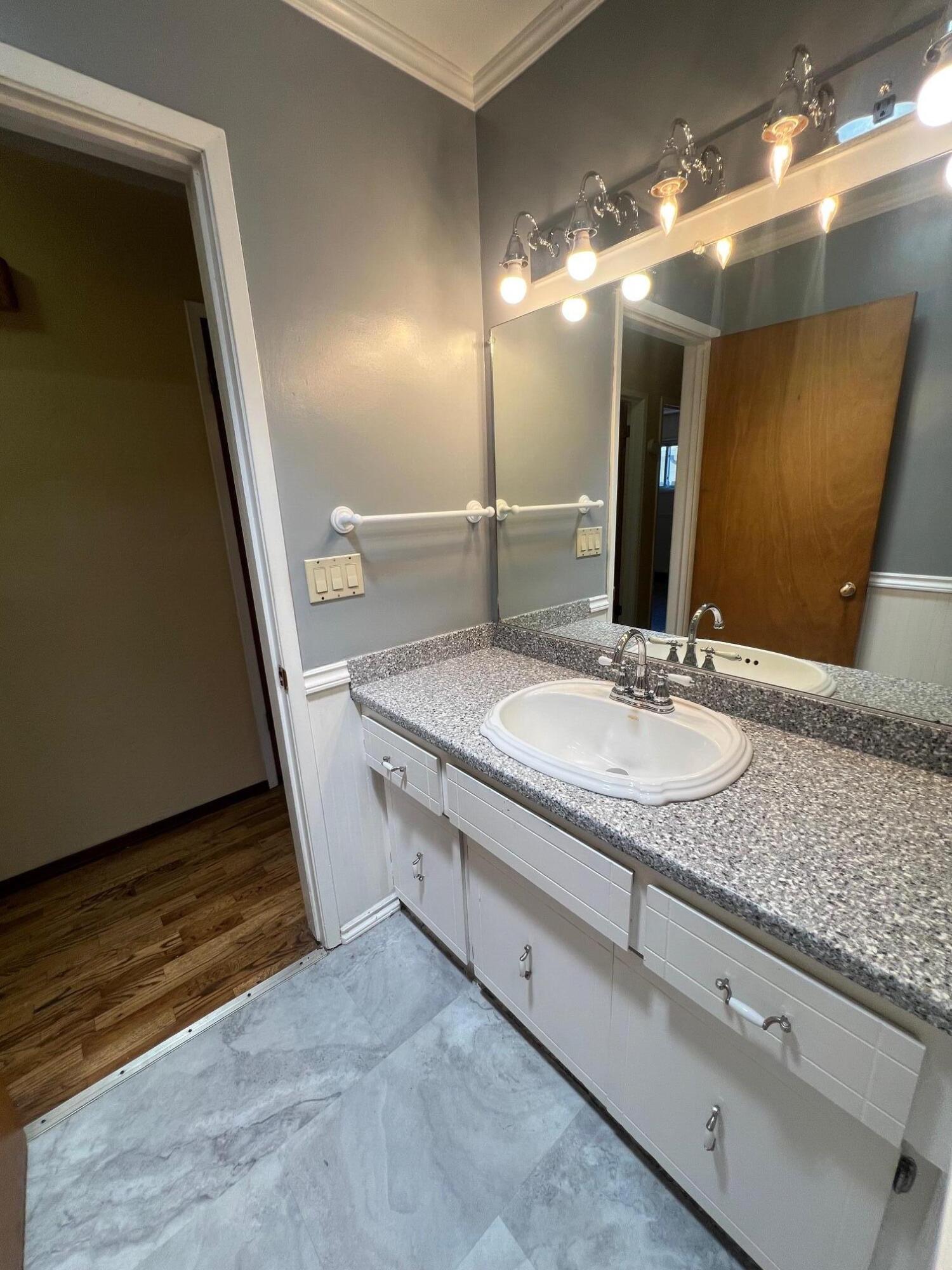 1812 Roberts Road Medford, OR 97504 - Photo 25 of 31 1812 Roberts Guest Bath 2