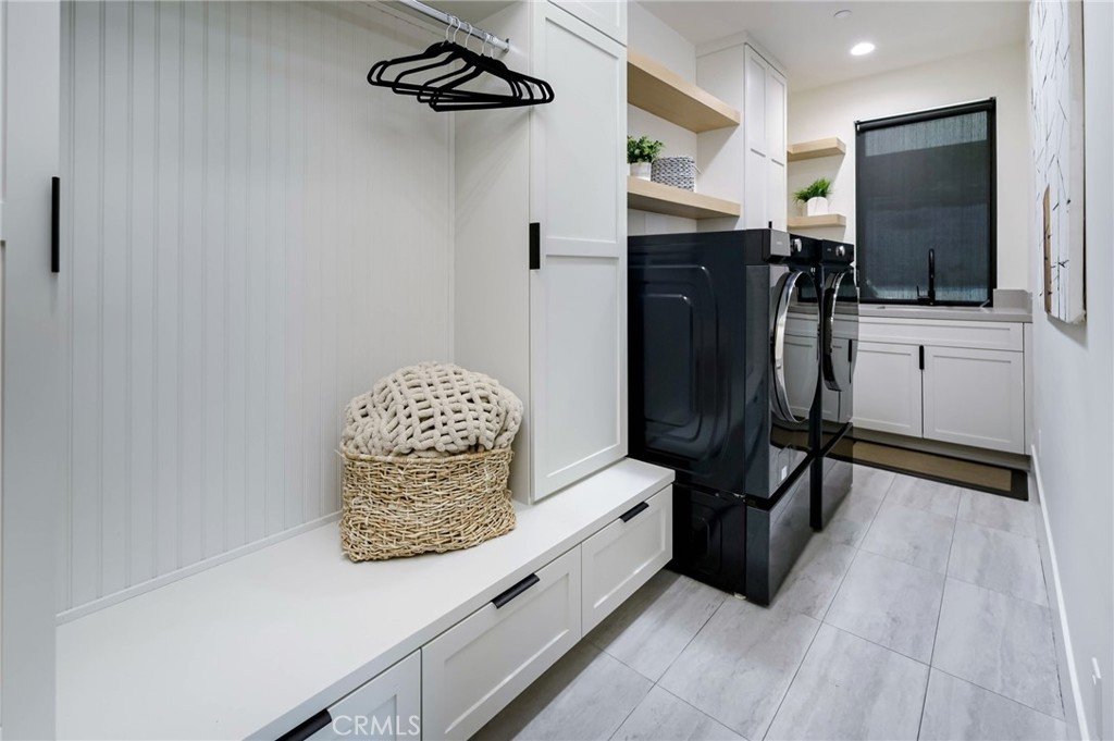 7663 East Corto Road Anaheim Hills, CA 92808 - Photo 25 of 58 Laundry-Mudroom