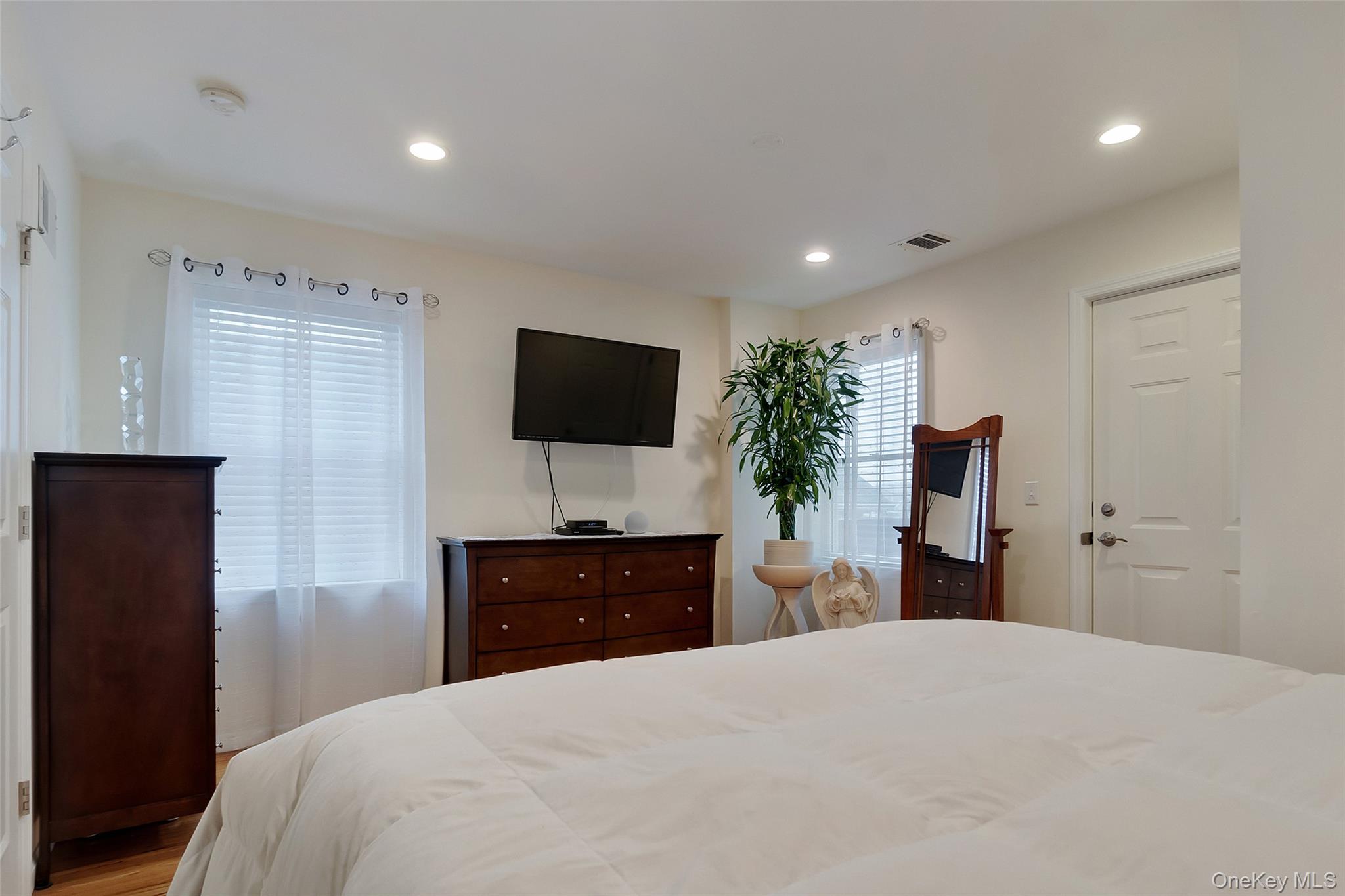 32 Janet Lane Queens, NY 11697 - Photo 16 of 27