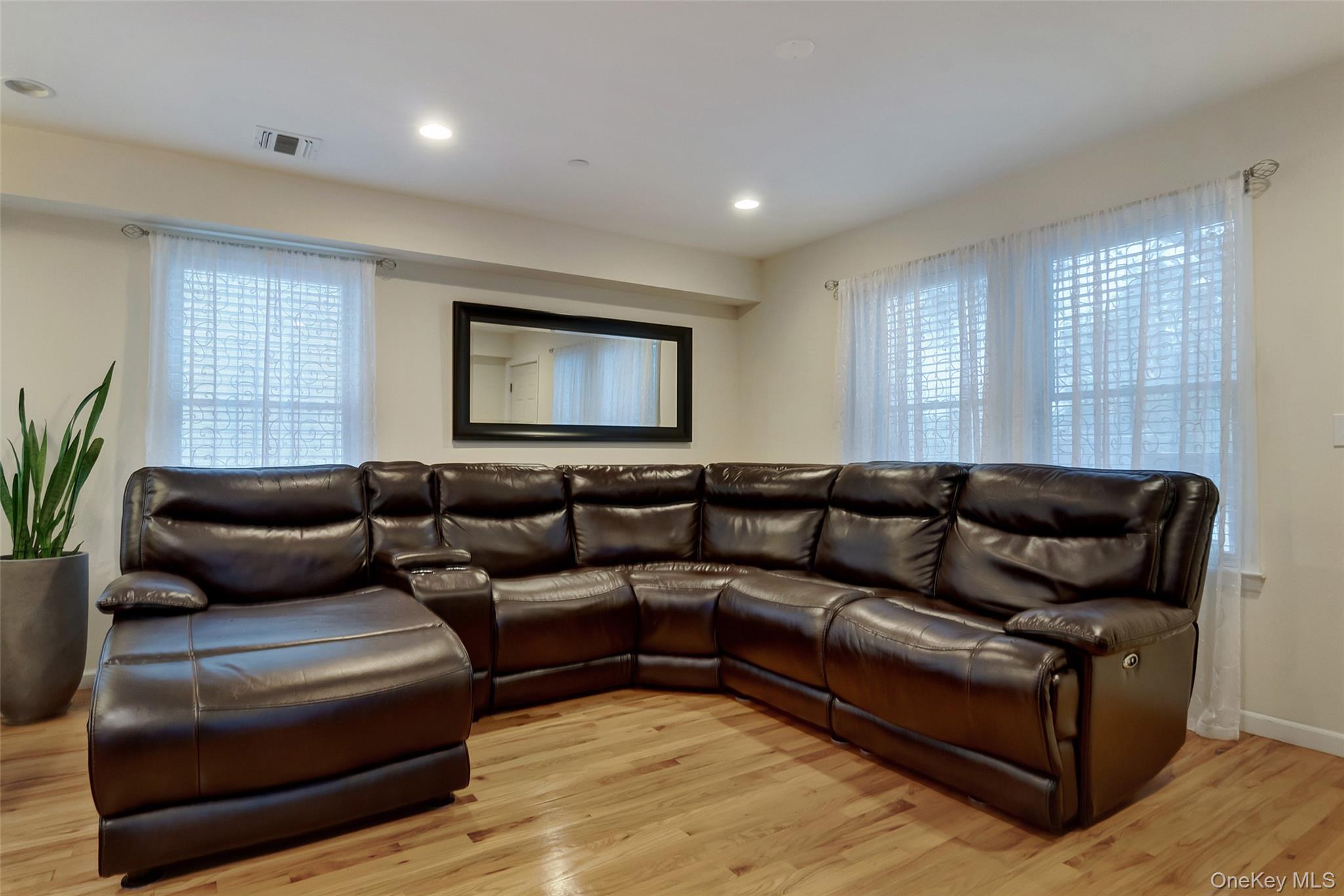 32 Janet Lane Queens, NY 11697 - Photo 3 of 27