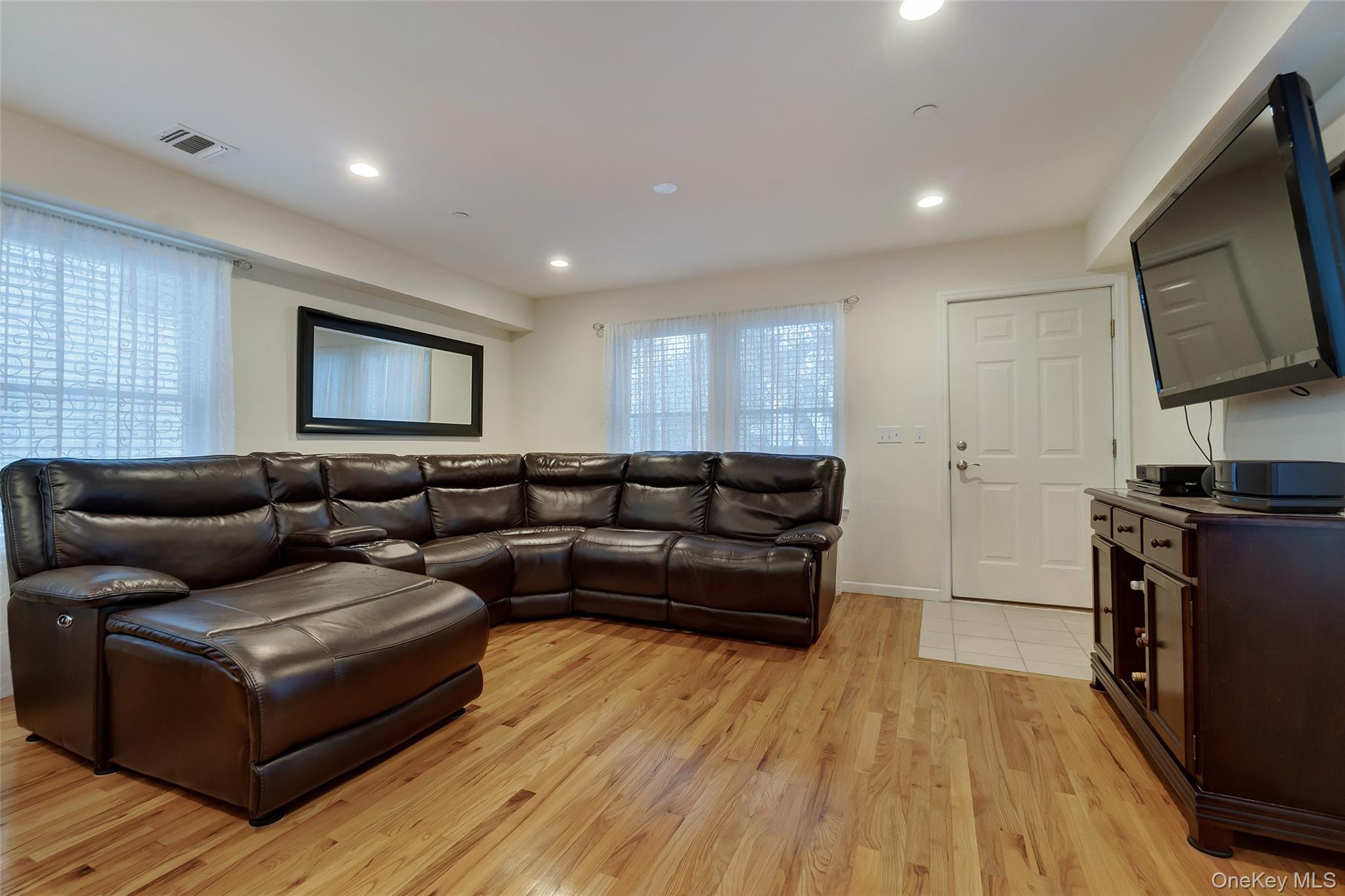 32 Janet Lane Queens, NY 11697 - Photo 4 of 27