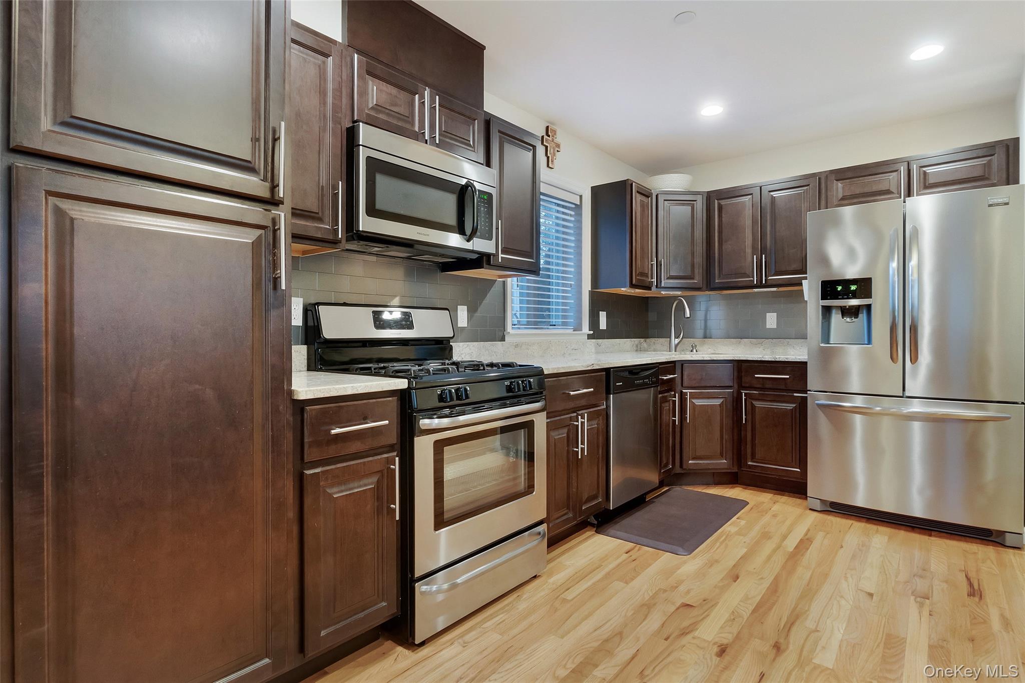 32 Janet Lane Queens, NY 11697 - Photo 6 of 27