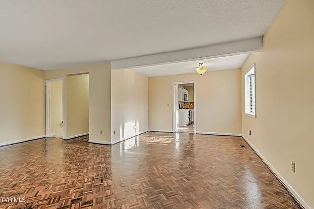 $260,000 | 605 Redstone Drive, Unit 21, Bristol, TN 37620