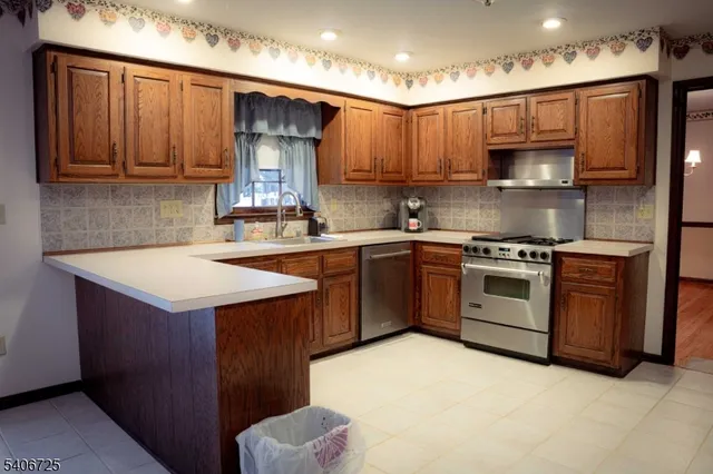 $724,900 | 4 Hickory Lane, Whitehouse Station, NJ 08889