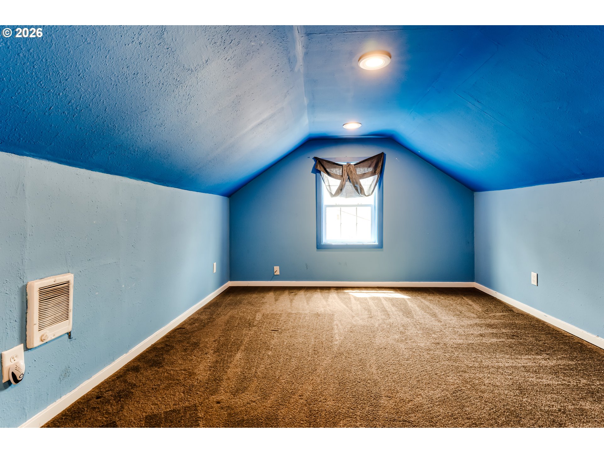 525 21st Street Springfield, OR 97477 - Photo 21 of 33 a view of an empty room and window