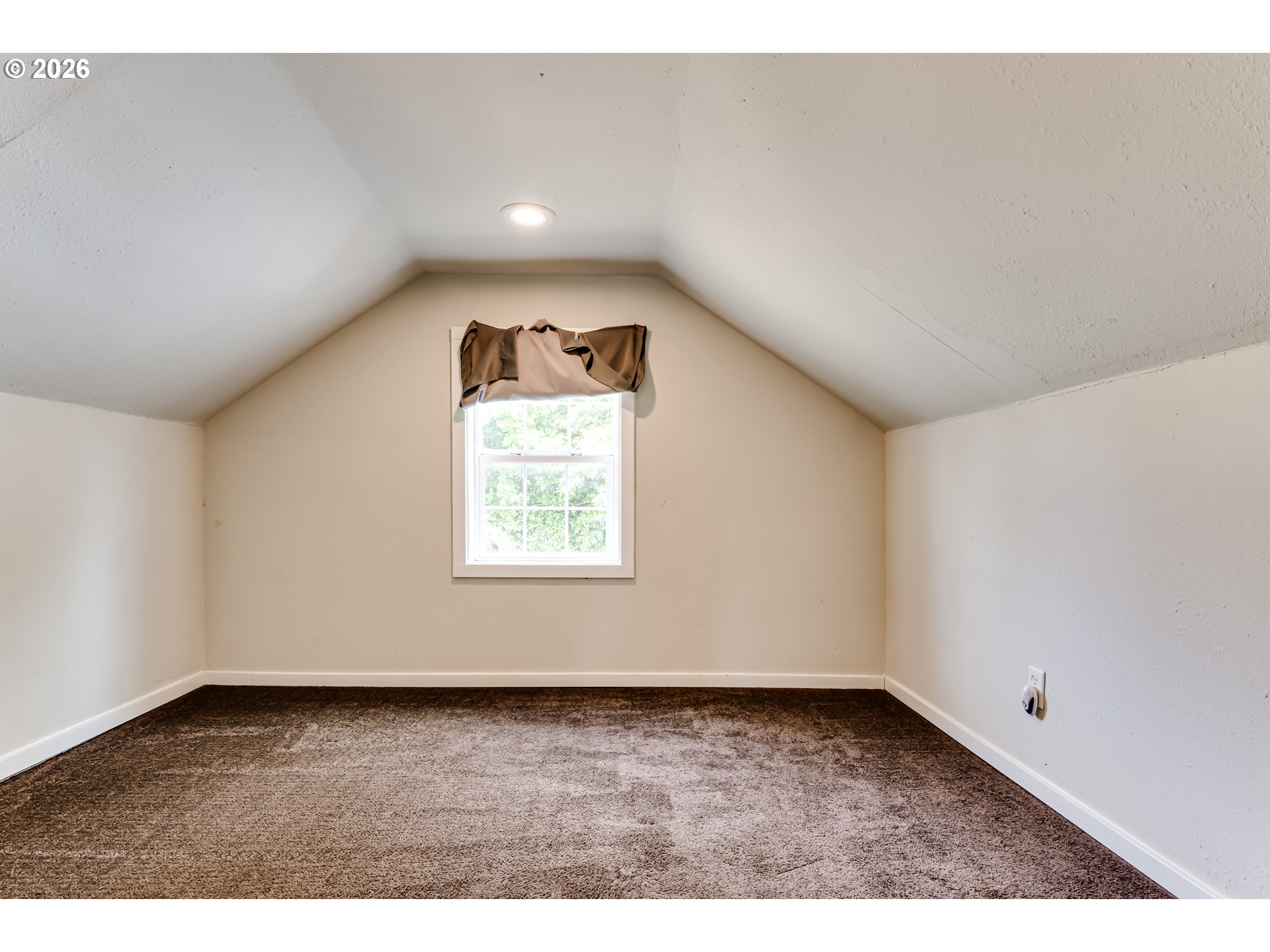 525 21st Street Springfield, OR 97477 - Photo 23 of 33 a view of an empty room and window