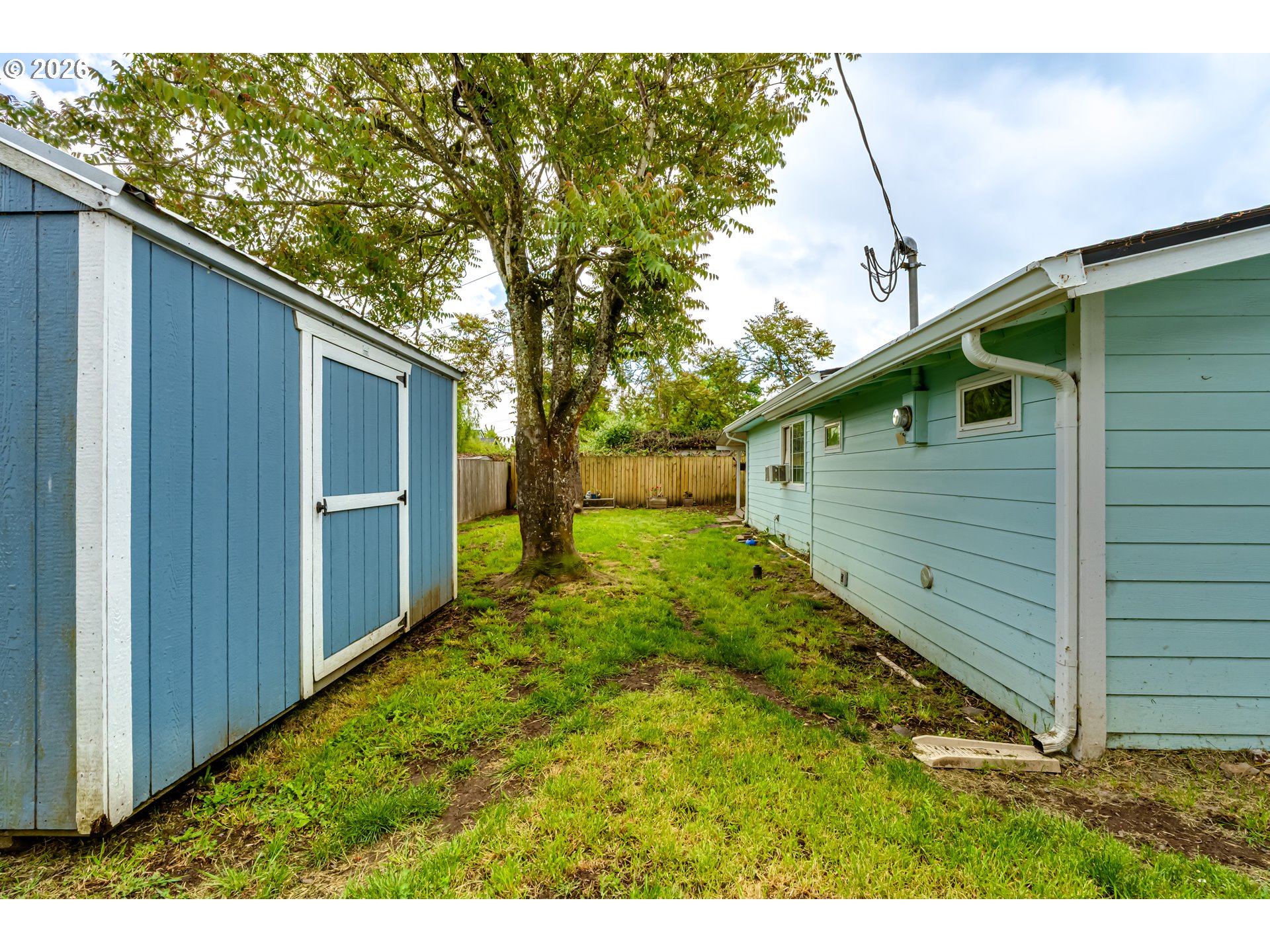 525 21st Street Springfield, OR 97477 - Photo 28 of 33 a backyard of a house