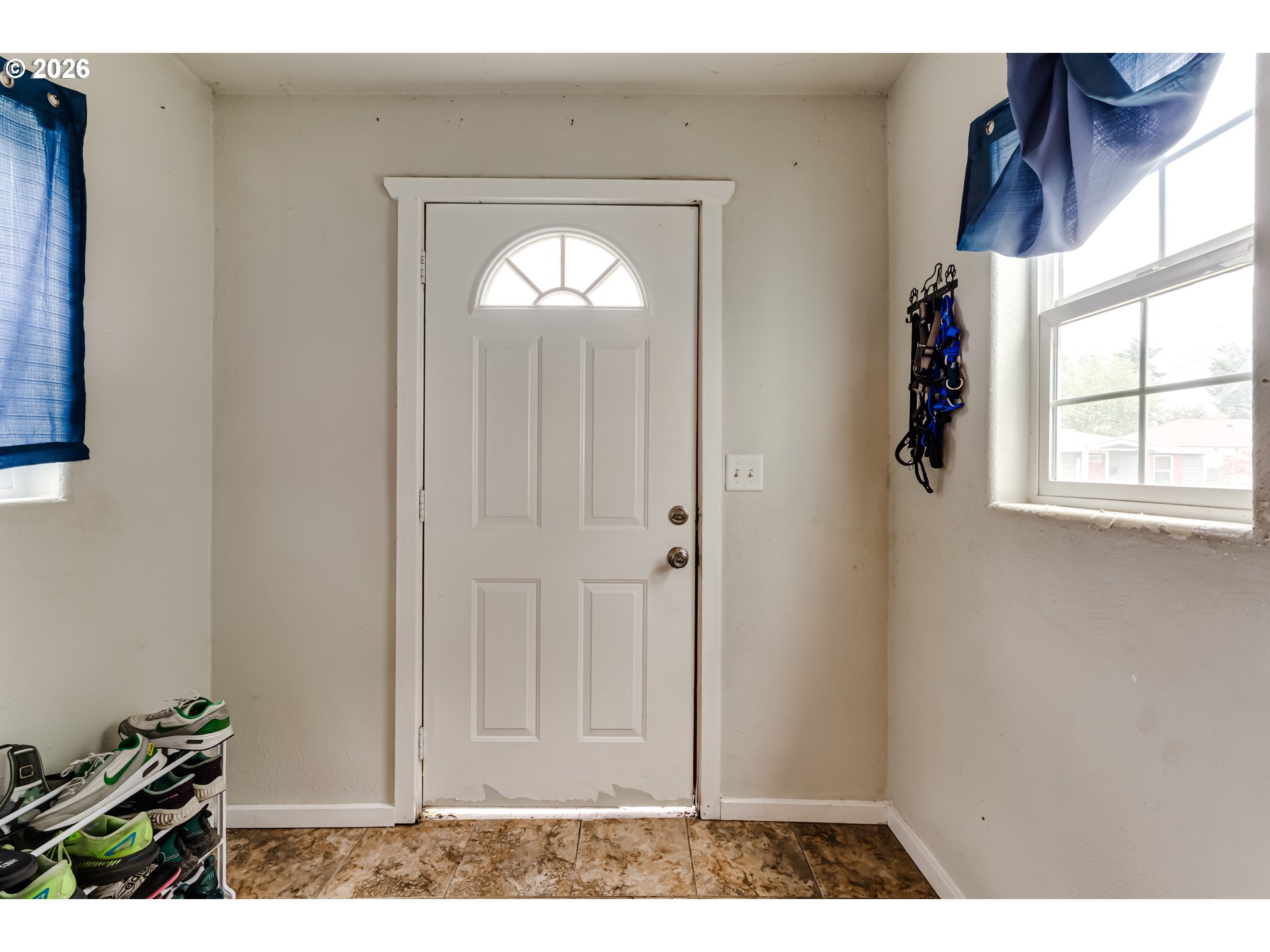 525 21st Street Springfield, OR 97477 - Photo 6 of 33 a view of entryway