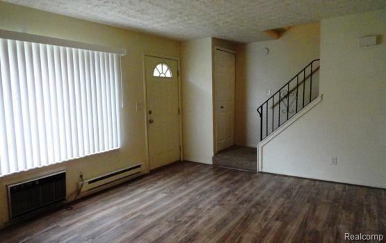 4085 Airport Road Waterford, MI 48329 - Photo 4 of 12