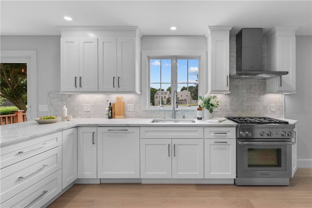 24 Perry Avenue Middletown, RI 02842 - Photo 9 of 36