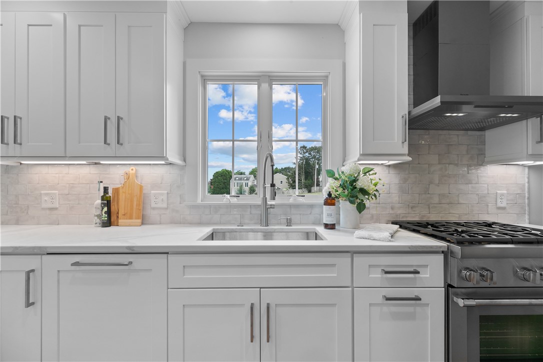 24 Perry Avenue Middletown, RI 02842 - Photo 10 of 36