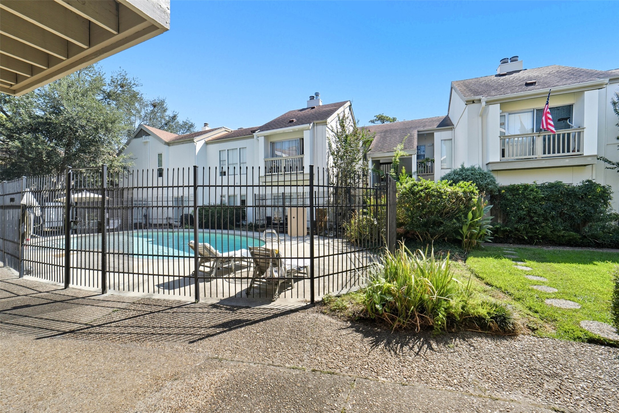 2100 Tanglewilde Street, Unit 625 Houston, TX 77063 - Photo 23 of 23 a view of a bird bath