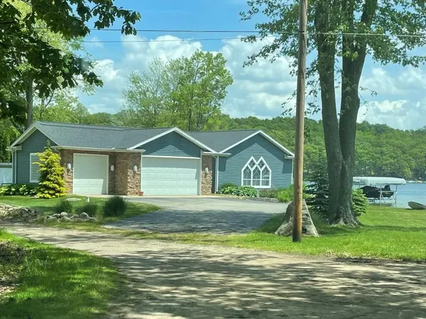$450,000 | 3389 Mary Ann Drive, Hillsdale, MI 49242