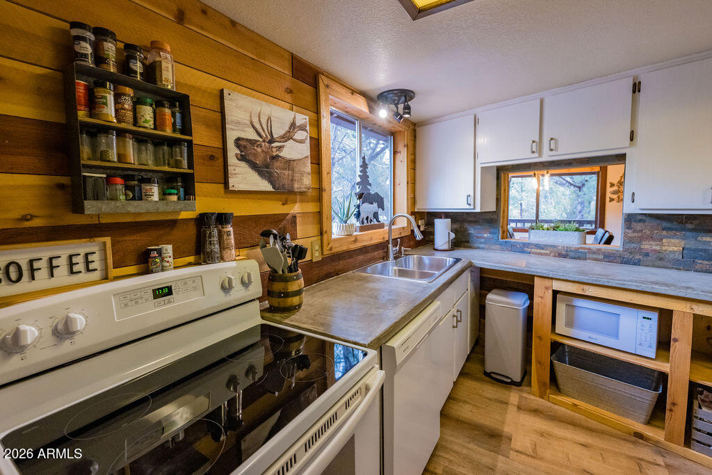 838 Palomino Way Payson, AZ 85541 - Photo 35 of 87 a kitchen with stainless steel appliances granite countertop a stove and a sink