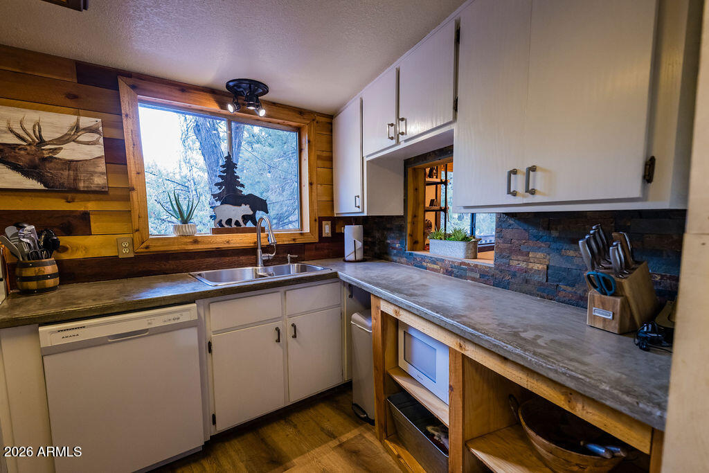 838 Palomino Way Payson, AZ 85541 - Photo 43 of 87 a kitchen with stainless steel appliances granite countertop a sink and wooden cabinets