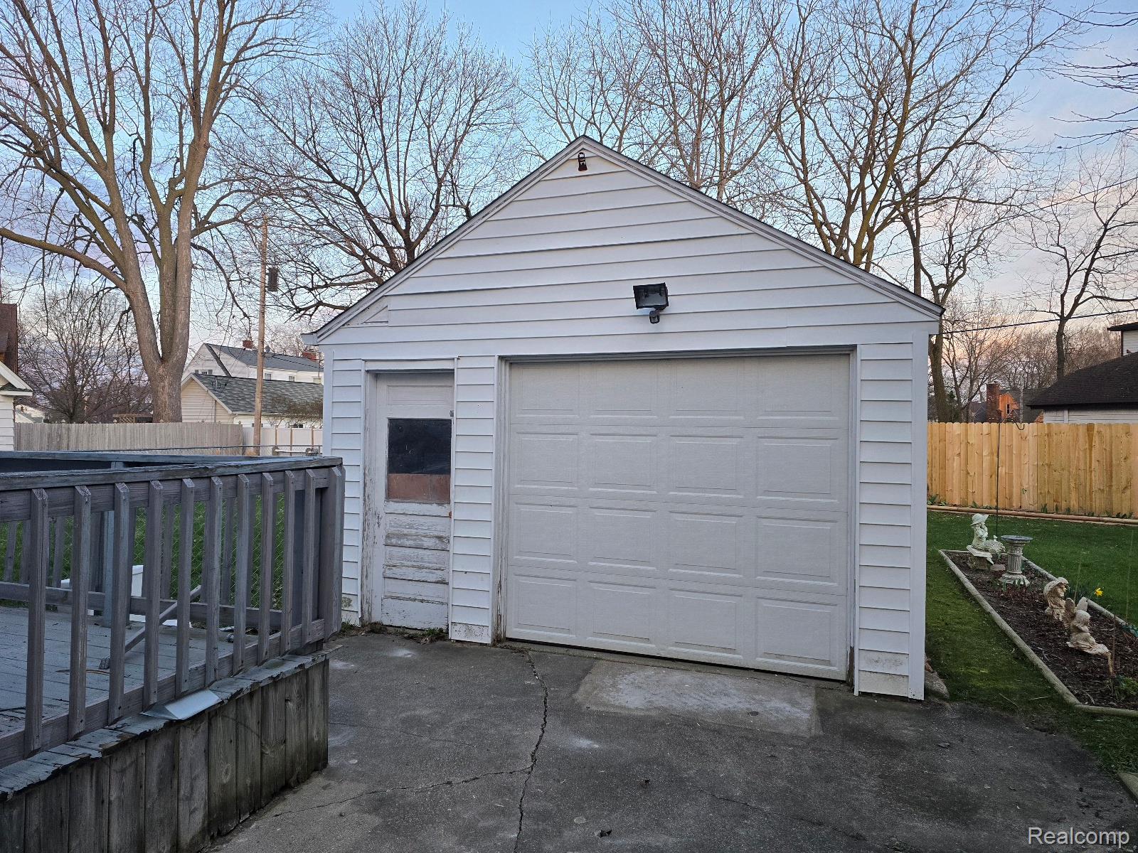 803 Commonwealth Avenue Flint, MI 48503 - Photo 5 of 15 Detached garage with driveway