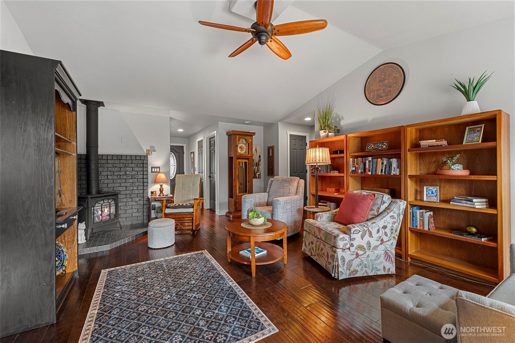 108 South 28th Street Mount Vernon, WA 98274 - Photo 15 of 40 a living room with furniture and a rug