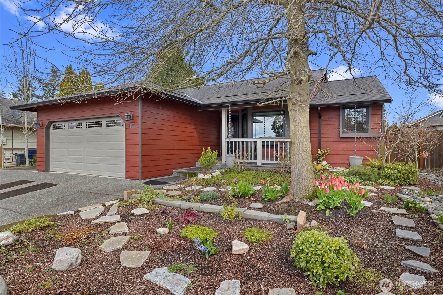 108 South 28th Street Mount Vernon, WA 98274 - Photo 2 of 40 a front view of a house with garden