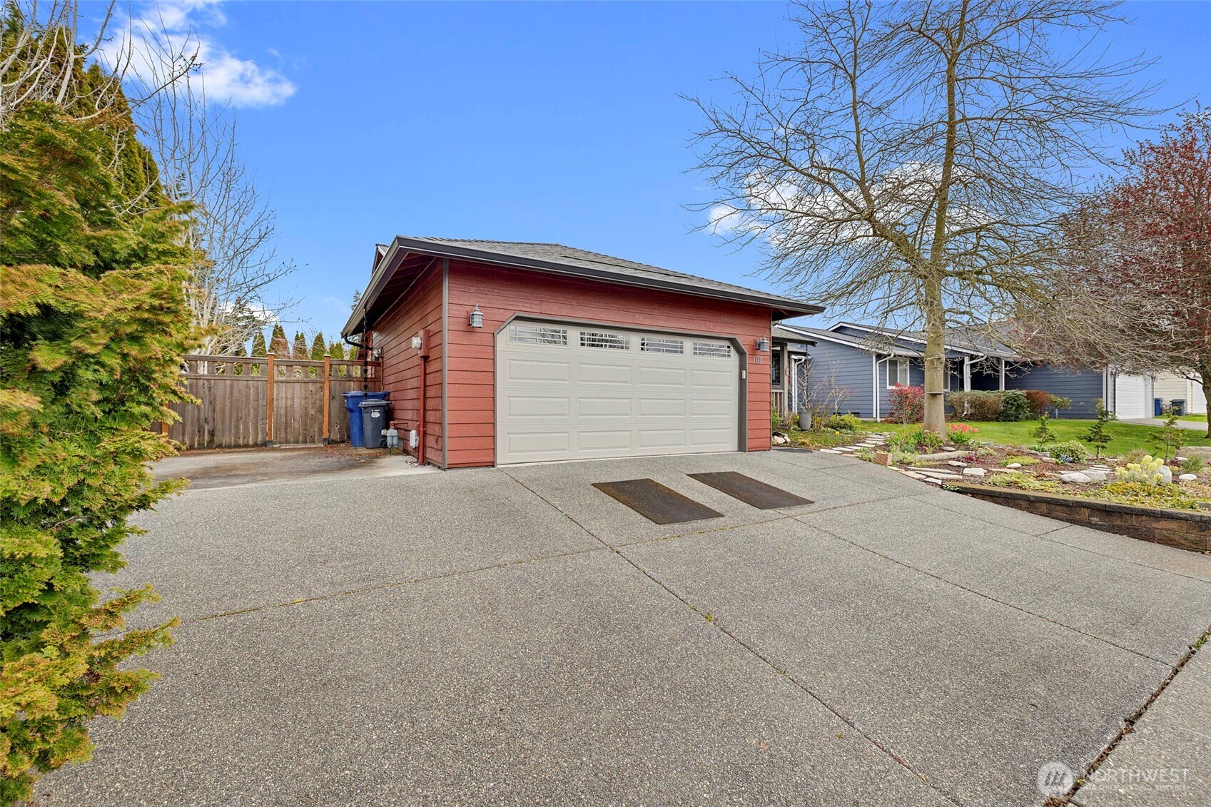 108 South 28th Street Mount Vernon, WA 98274 - Photo 29 of 40 a front view of a house with a yard and garage