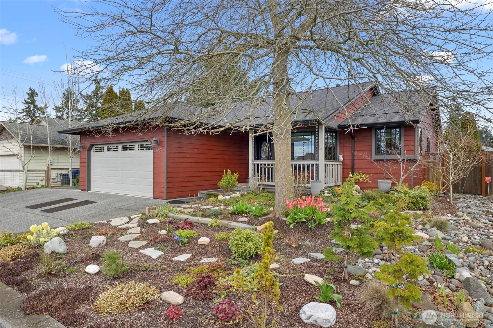 108 South 28th Street Mount Vernon, WA 98274 - Photo 30 of 40 a front view of a house with garden