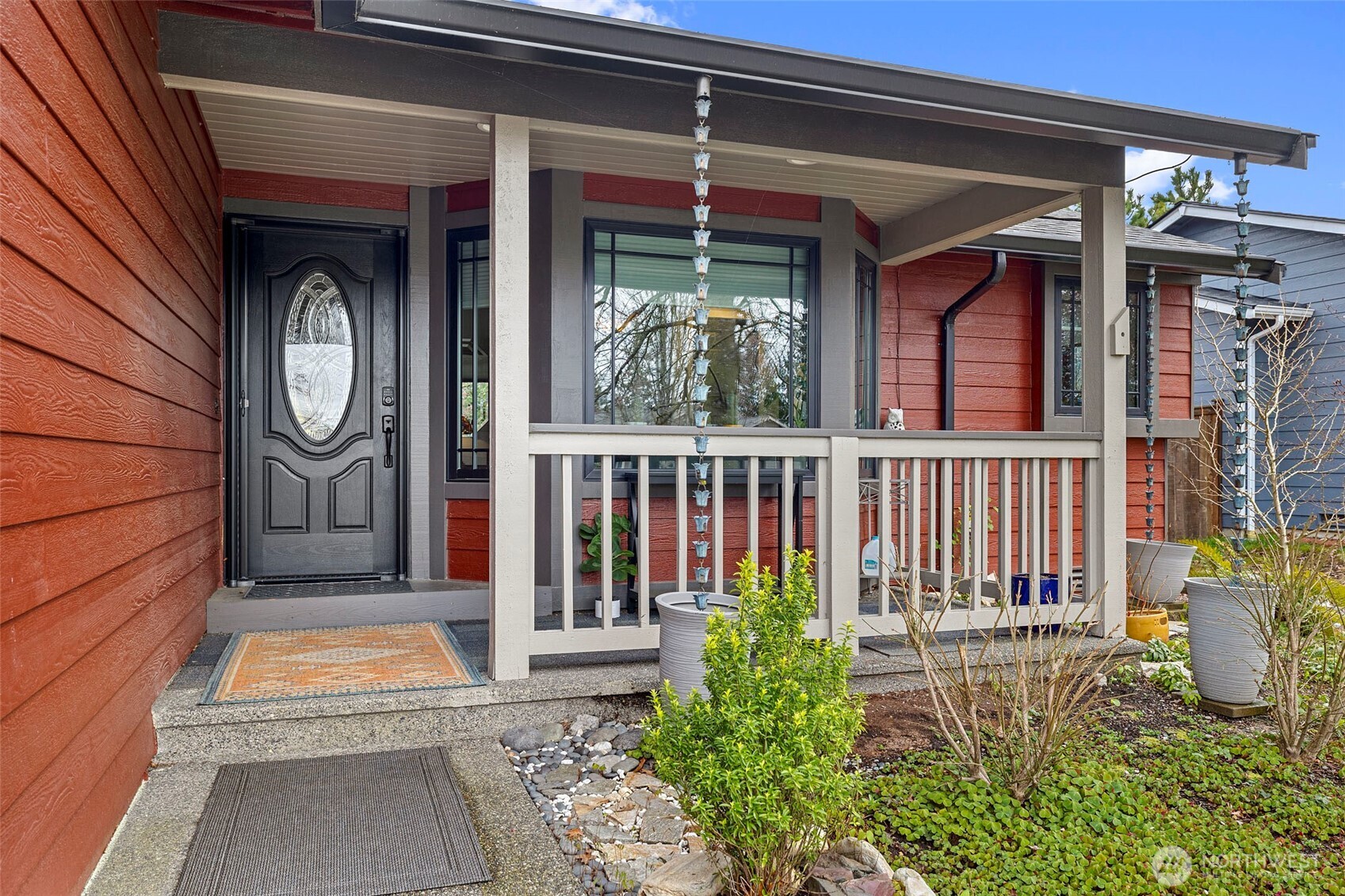 108 South 28th Street Mount Vernon, WA 98274 - Photo 3 of 40 a view of front door of house
