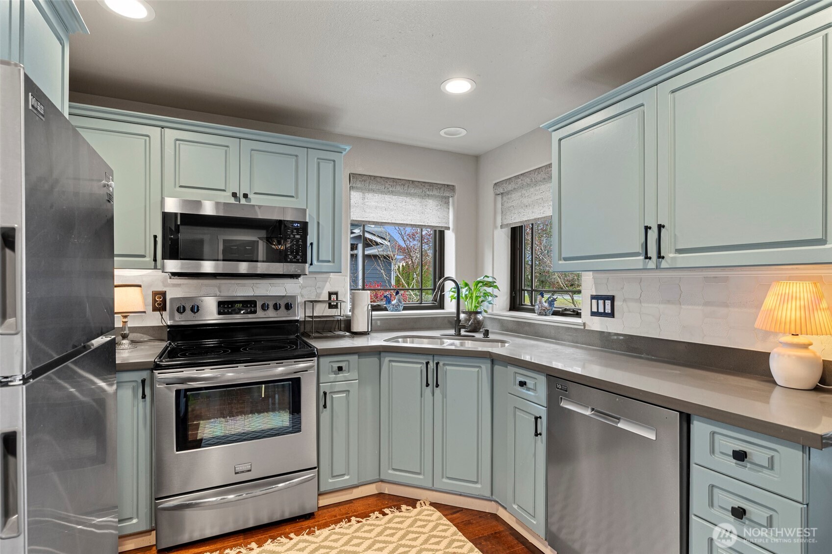 108 South 28th Street Mount Vernon, WA 98274 - Photo 9 of 40 a kitchen with a sink stove and microwave