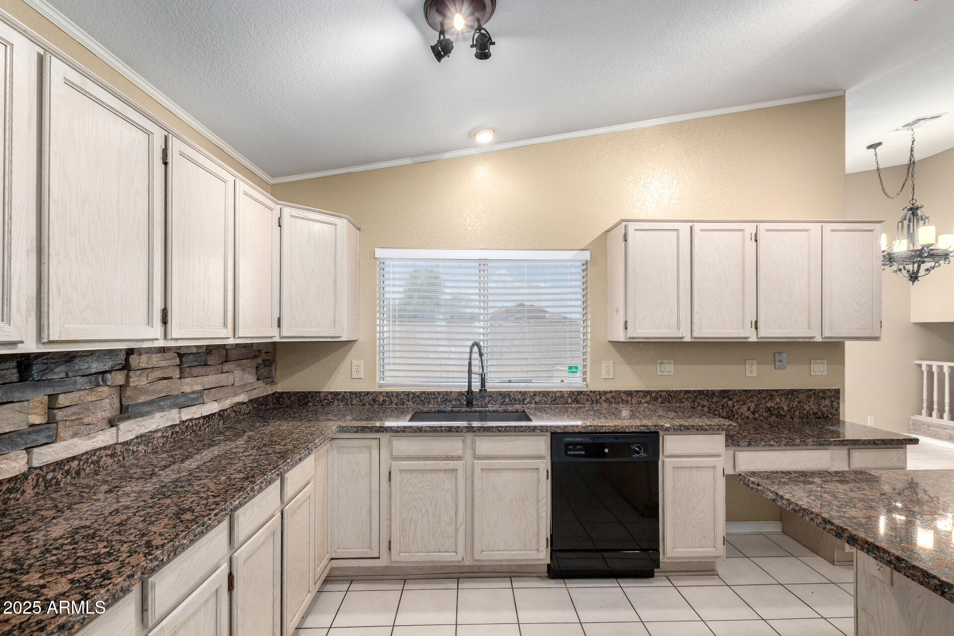 8733 West Wethersfield Road Peoria, AZ 85381 - Photo 16 of 43 -