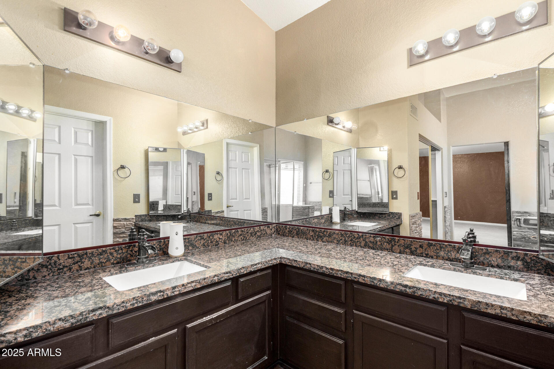 8733 West Wethersfield Road Peoria, AZ 85381 - Photo 23 of 43 -