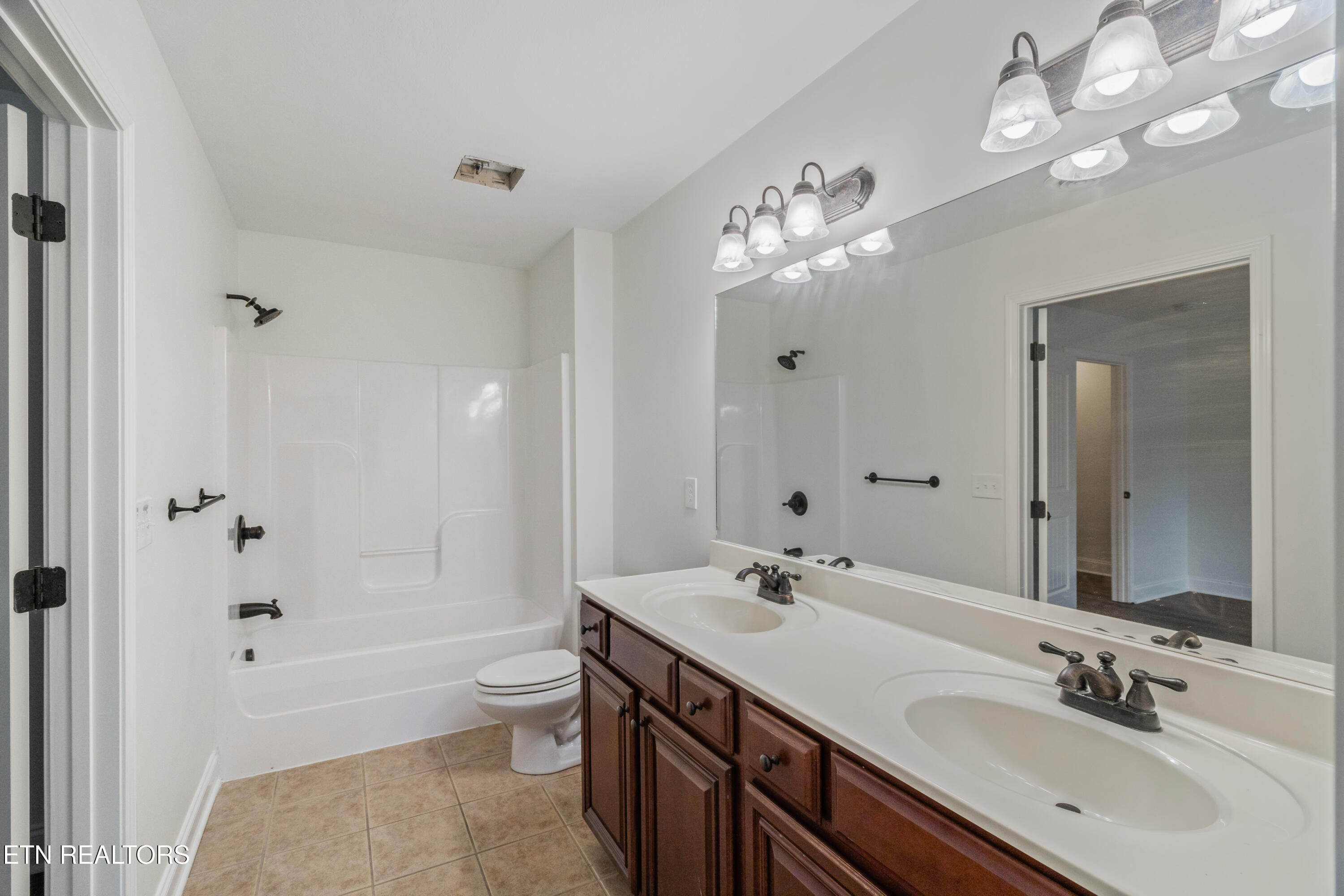 4810 Fountain View Way Knoxville, TN 37918 - Photo 13 of 23 Bathroom 1