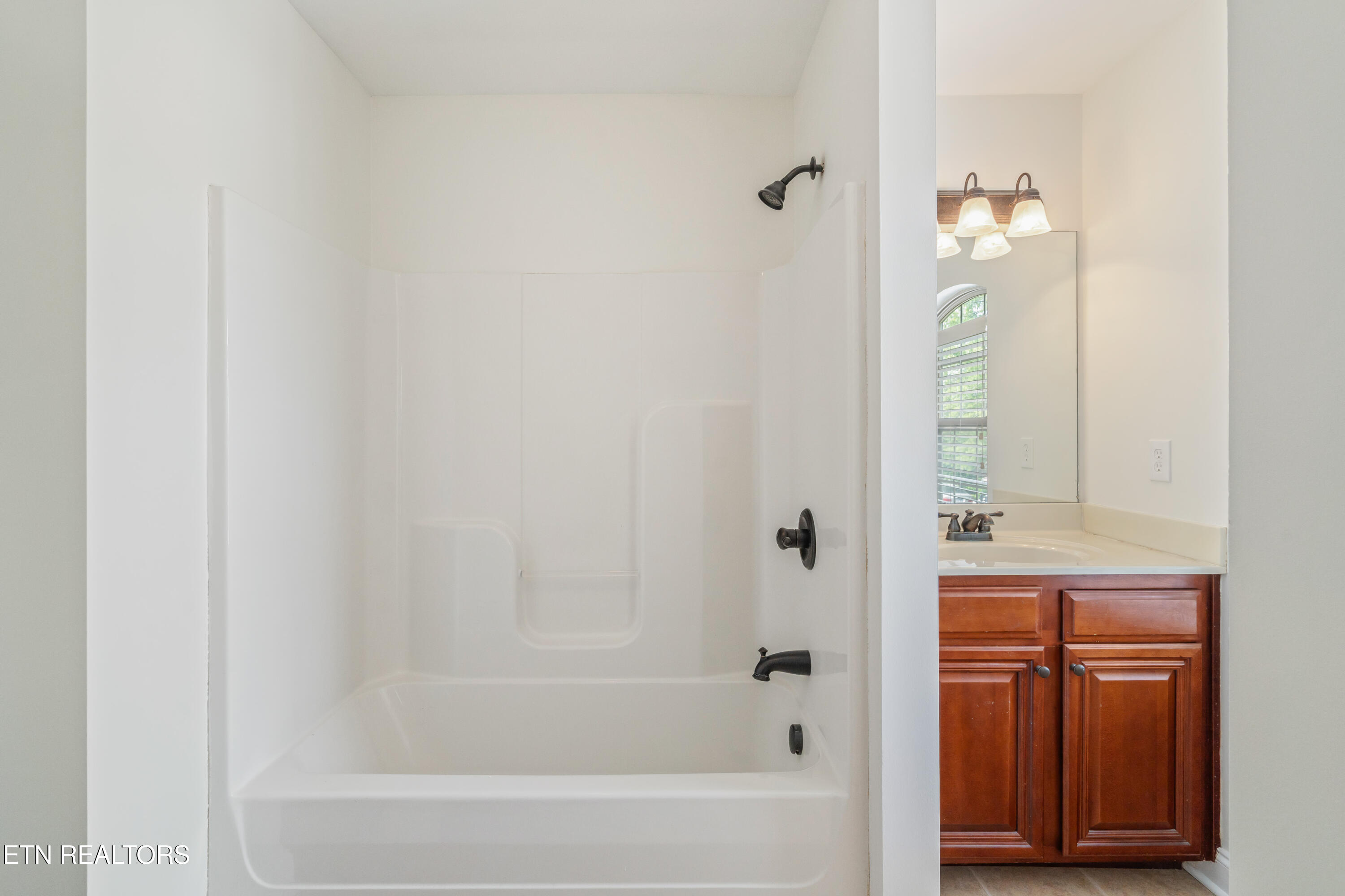 4810 Fountain View Way Knoxville, TN 37918 - Photo 17 of 23 Bathroom 2