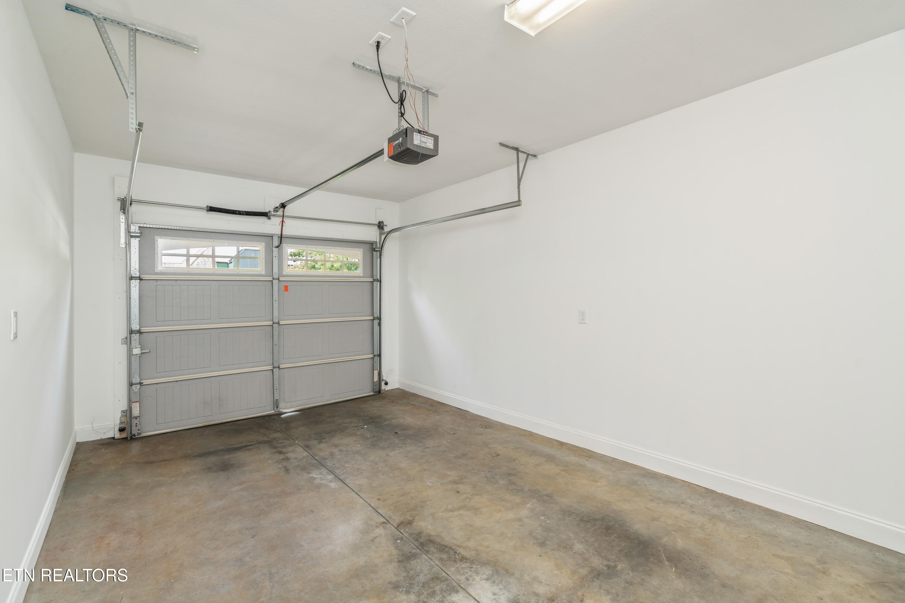 4810 Fountain View Way Knoxville, TN 37918 - Photo 22 of 23 Garage