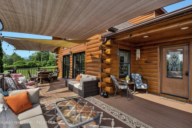 a view of a house with backyard and garden